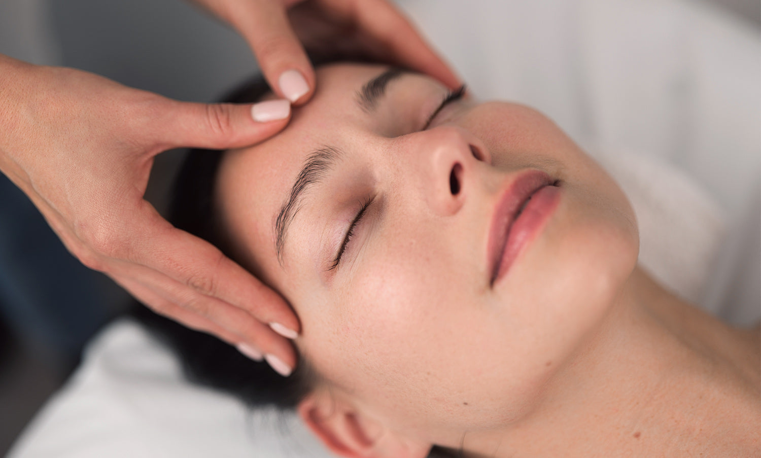 Conseils de facialistes pour une peau étincelante durant les fêtes