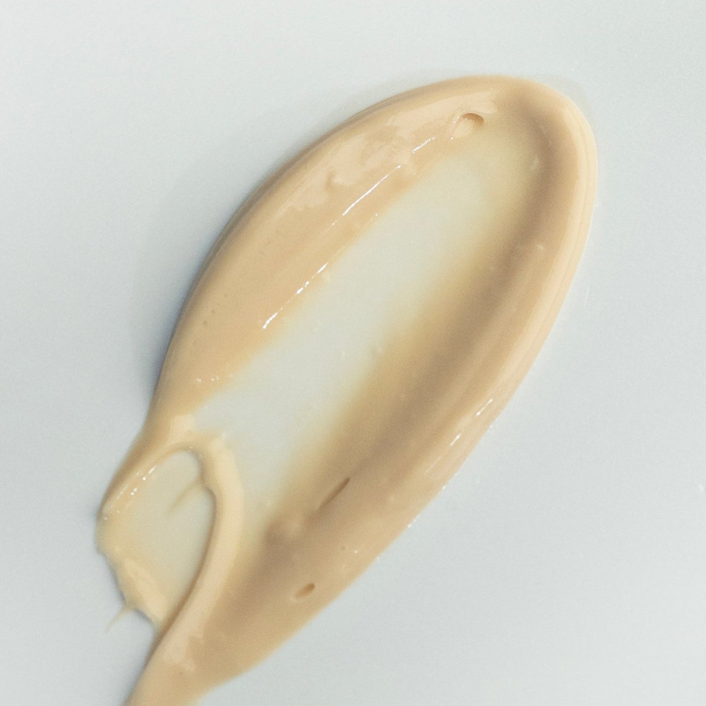 Gros plan sur la texture de la crème intense well-aging Ange Sensationnel de L'Odaïtès