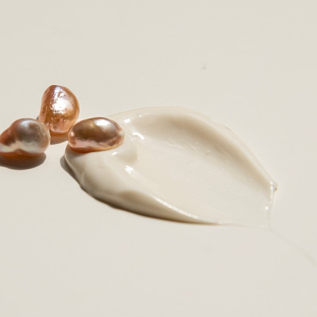 Texture de la crème riche Perle Sacrée de L'Odaïtès avec des perles