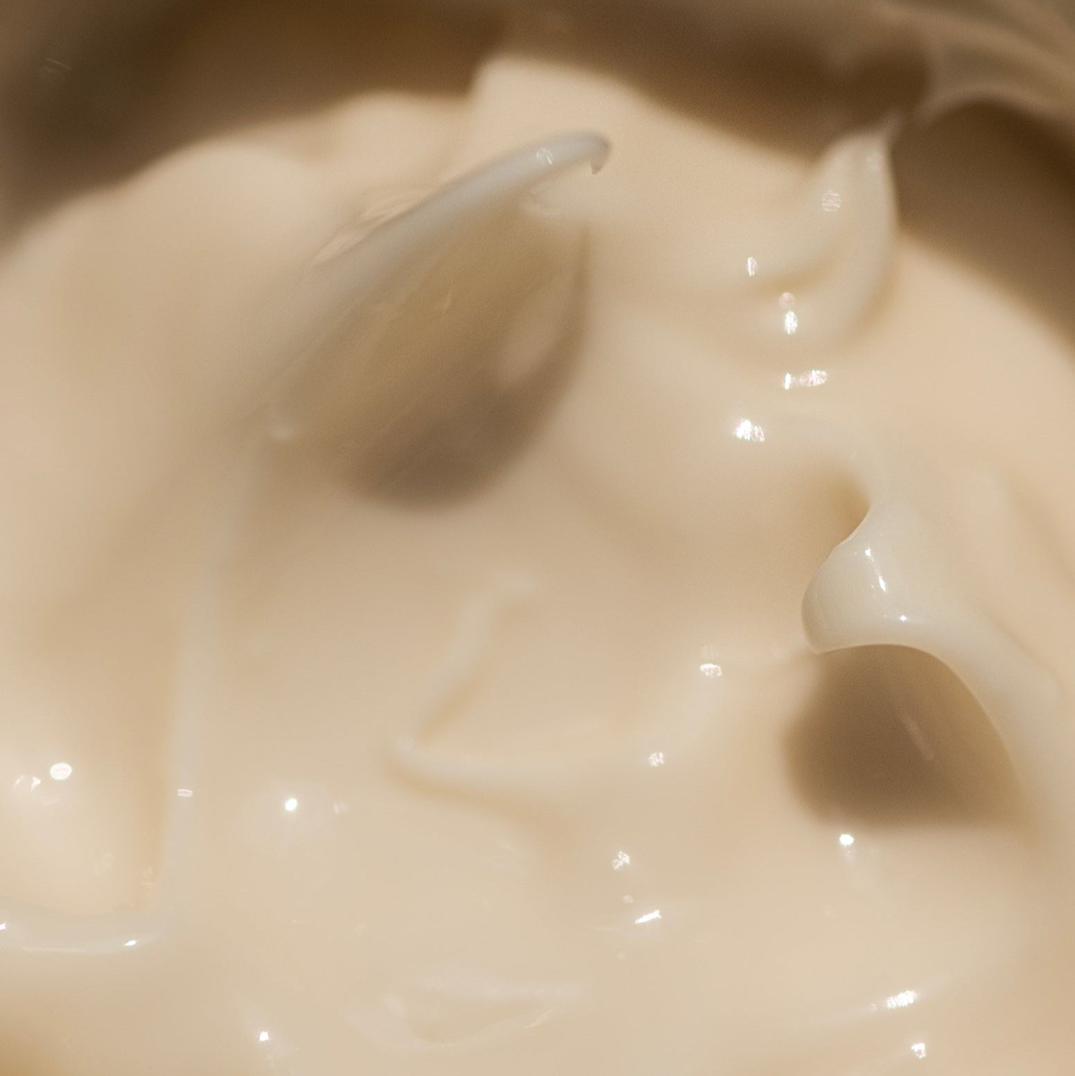 Texture onctueuse de la crème riche Perle Sacrée de L'Odaïtès