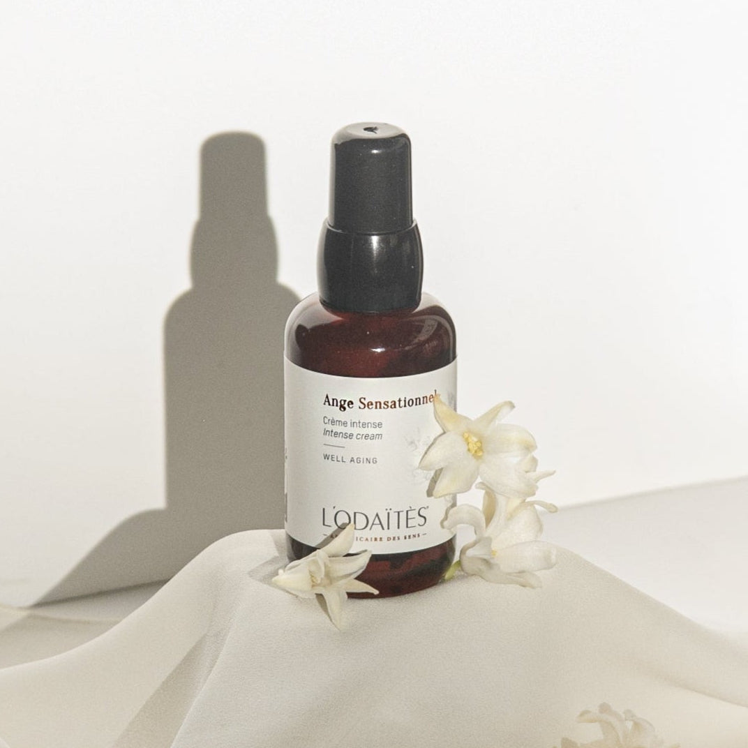 Crème intense well-aging Ange Sensationnel de L'Odaïtès au soleil avec des fleurs de Néroli