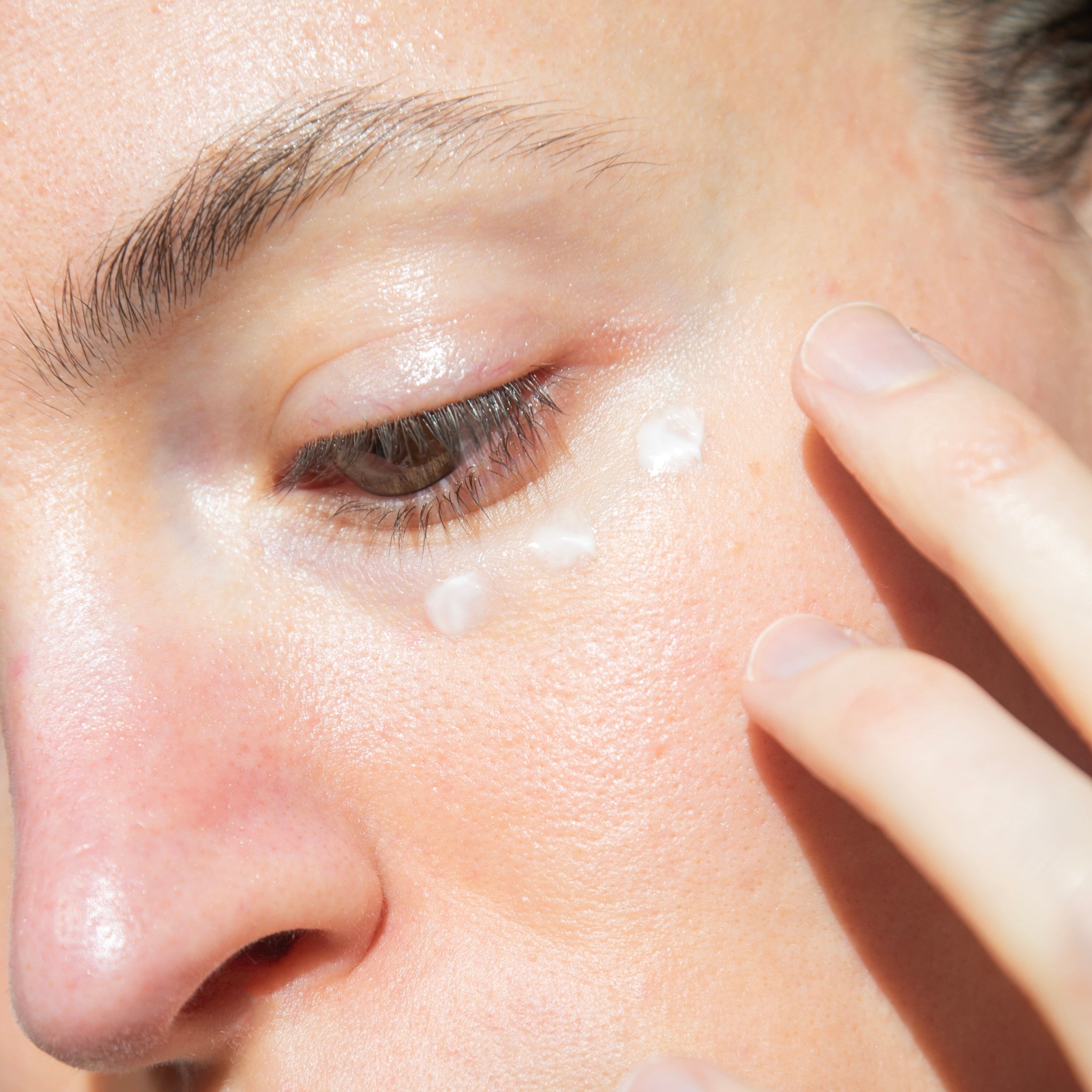 Petits points de texture de Fraîcheur de l'Aube de L'Odaïtès sur le contour de l'œil d'une femme